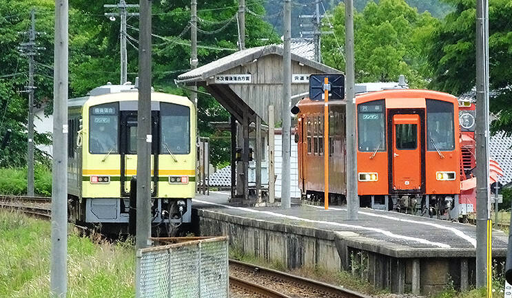 島根県 木次線の列車や駅舎の影に潜むザリガニ、赤川の河川敷ですごすお昼＆おやつ時間♪