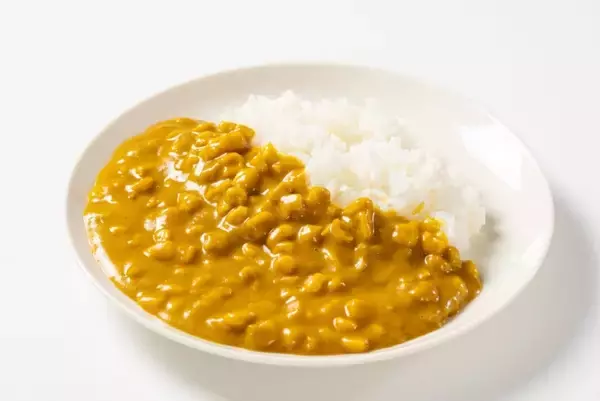 「京急と三浦半島をイメージして作られた「京急電鉄カレー」が増量リニューアル発売に！コーンたっぷりで子供も大満足、限定鉄道カード付き」の画像