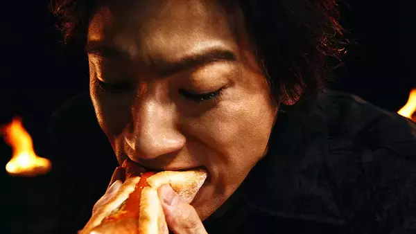 「桃屋「おいしい唐がらしソース」の旨さに 山田裕貴 が絶叫！「桃屋のこれ、旨すぎてマジ止まんねって！」めっちゃ試したくなる本気喰いシズル、シビれる辛さ炸裂トークも」の画像