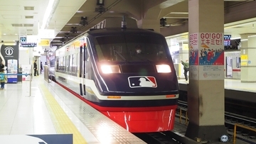 村上雅則さんもゲストで登場！東武特急「りょうもう」がMLBカラーに変身、浅草駅から出発進行