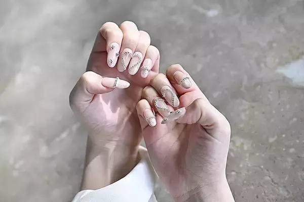 「Nailie ネイリー がいま大注目の人気デザインやネイリストを発表、村重杏奈＆よしミチ姉弟が BEST NAIL ICON 2024 に！ 気になる最新3大ネイルトレンドもここでチェック」の画像