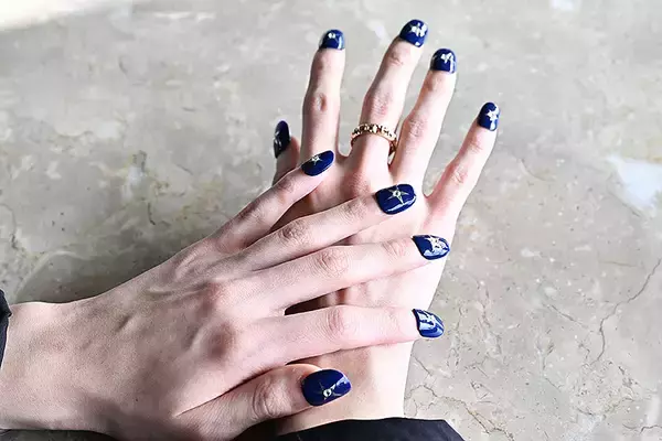 「Nailie ネイリー がいま大注目の人気デザインやネイリストを発表、村重杏奈＆よしミチ姉弟が BEST NAIL ICON 2024 に！ 気になる最新3大ネイルトレンドもここでチェック」の画像