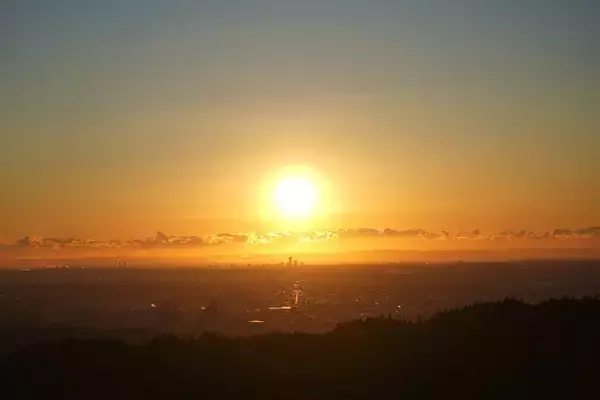 「東京都内の初日の出スポット10選！ 都心の名所から飛行機や富士山ビュー、登山スポットまでおすすめ情報まとめ【2025-2026年版】」の画像