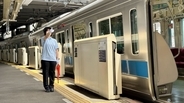 【小田急電鉄×ユニクロ】全駅係員の夏制服に「エアリズム」ポロシャツを導入！ 2026年の猛暑を乗り切るための、鉄道会社の熱中症対策
