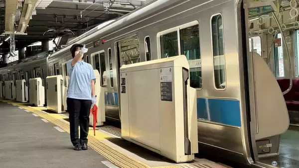 「【小田急電鉄×ユニクロ】全駅係員の夏制服に「エアリズム」ポロシャツを導入！ 2026年の猛暑を乗り切るための、鉄道会社の熱中症対策」の画像