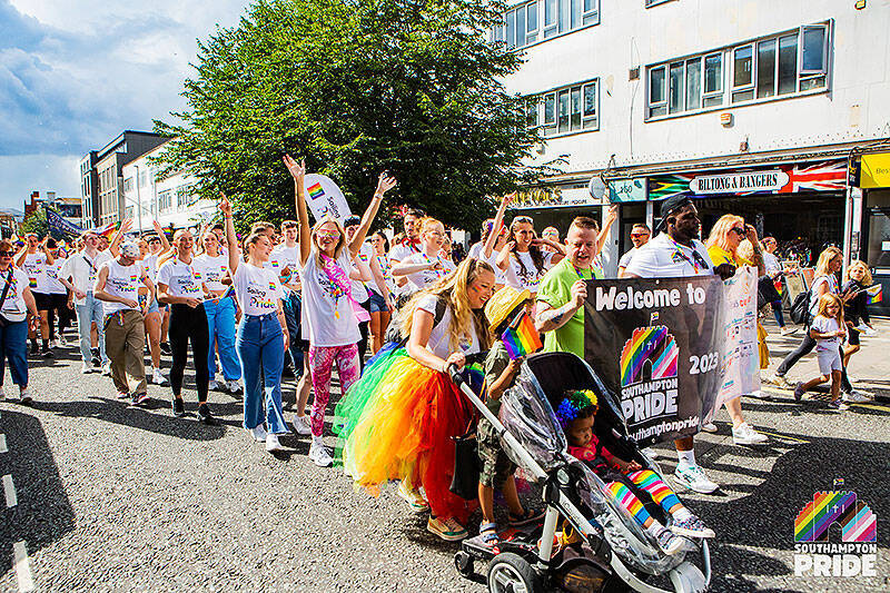 英国ラグジュアリークルーズ CUNARD キュナードが夏恒例サウサンプトンプライドを協賛する理由、母港の人たちと平等 インクルージョン 多様性 LGBTQ+ を共有しあう大事な場としてヘッドラインスポンサーに