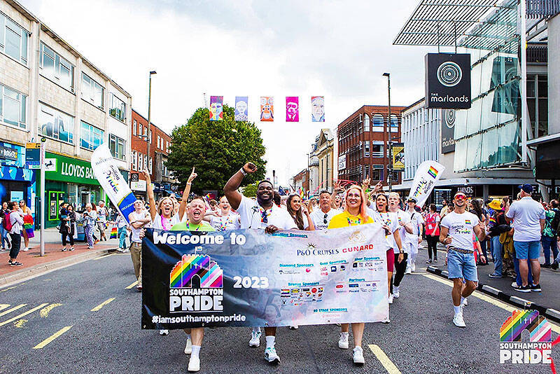 英国ラグジュアリークルーズ CUNARD キュナードが夏恒例サウサンプトンプライドを協賛する理由、母港の人たちと平等 インクルージョン 多様性 LGBTQ+ を共有しあう大事な場としてヘッドラインスポンサーに