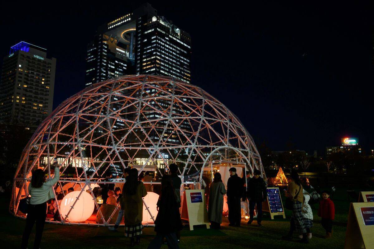 梅田のど真ん中で足湯も？「グラングリーン大阪」初の冬イベント開幕！巨大透明ドーム＆焚き火モニュメントが出現！（大阪駅）