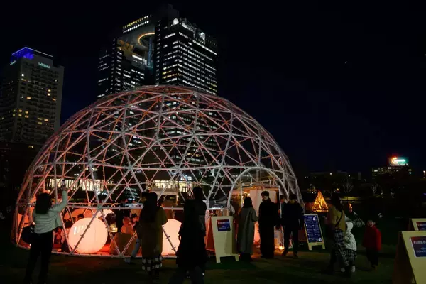 「梅田のど真ん中で足湯も？「グラングリーン大阪」初の冬イベント開幕！巨大透明ドーム＆焚き火モニュメントが出現！（大阪駅）」の画像