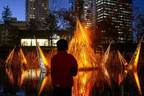 「梅田のど真ん中で足湯も？「グラングリーン大阪」初の冬イベント開幕！巨大透明ドーム＆焚き火モニュメントが出現！（大阪駅）」の画像