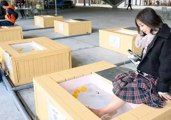 「梅田のど真ん中で足湯も？「グラングリーン大阪」初の冬イベント開幕！巨大透明ドーム＆焚き火モニュメントが出現！（大阪駅）」の画像