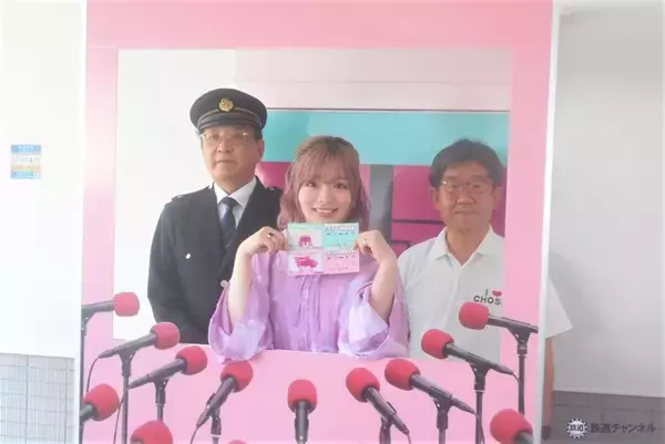 「レトロな小旅行が楽しい」デビュー10周年のきゃりーさん、コラボ車両が走る銚電に乗車　駅で謝罪会見!?【コラム】