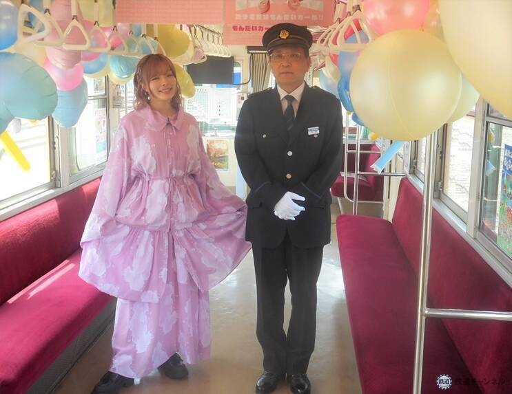 「レトロな小旅行が楽しい」デビュー10周年のきゃりーさん、コラボ車両が走る銚電に乗車　駅で謝罪会見!?【コラム】