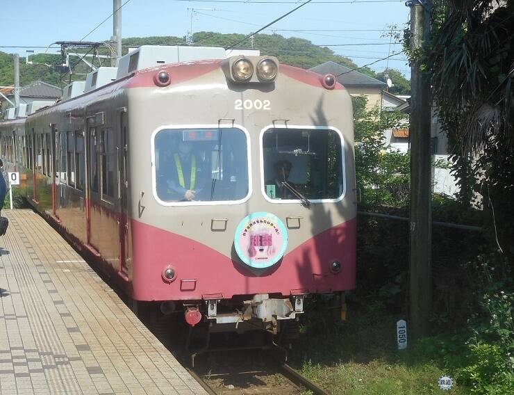 「レトロな小旅行が楽しい」デビュー10周年のきゃりーさん、コラボ車両が走る銚電に乗車　駅で謝罪会見!?【コラム】