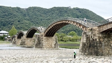 【山口DC】新岩国駅からバス15分の絶景！ 唯一無二のアーチ橋「錦帯橋」からロープウェーで岩国城へ。秋の岩国を巡る王道ルートの魅力とは？