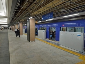 阪神、大阪梅田駅5番線ホームドアの供用を開始　12月16日から