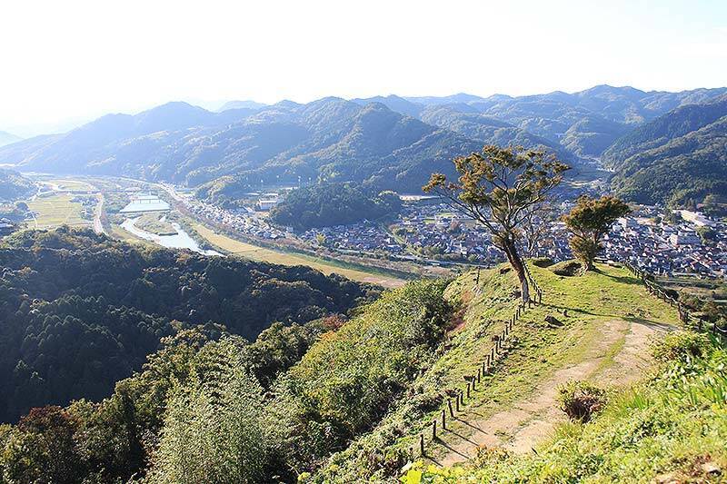 島根県 安来市にある無人駅 荒島駅で出会う一畑電鉄“山線”の面影＿足立美術館や月山富田城へと続く鉄路を想いながら名湯に浸かり、絶品グルメや絶景 奇景に出会う旅へ