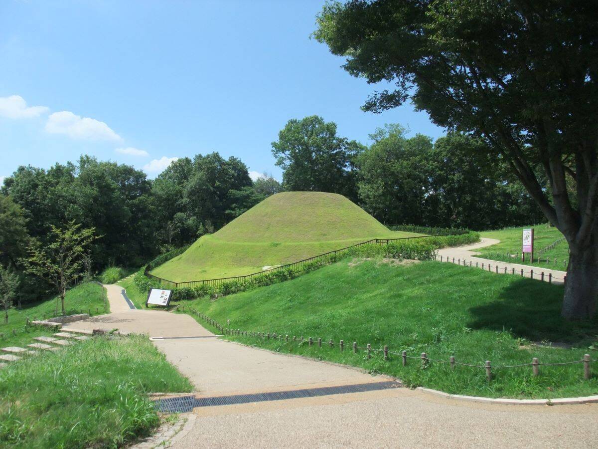 祝・世界遺産！秋の観光は「飛鳥・藤原の宮都」いかが？ 平日臨時も設定された特急「まほろば」は、悠久編成車内に海獣葡萄鏡レプリカ展示