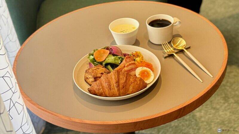 【星野リゾート】OMO7横浜が4/21開業！ 村野藤吾建築「旧横浜市庁舎」を再生、日本初“パン飲み”ベーカリーやハマスタビュー絶景テラスの全貌