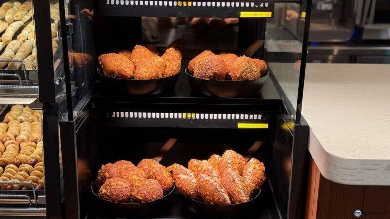 【星野リゾート】OMO7横浜が4/21開業！ 村野藤吾建築「旧横浜市庁舎」を再生、日本初“パン飲み”ベーカリーやハマスタビュー絶景テラスの全貌