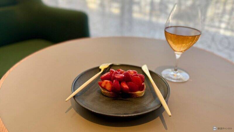 【星野リゾート】OMO7横浜が4/21開業！ 村野藤吾建築「旧横浜市庁舎」を再生、日本初“パン飲み”ベーカリーやハマスタビュー絶景テラスの全貌