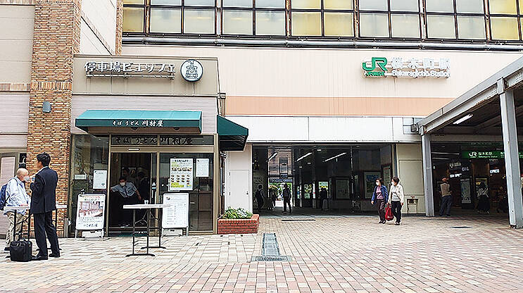 根岸線 貨物列車の足音、東急東横線 桜木町駅の名残…老舗の熱々そばをオープン空間でちょっと人目を気にせずに♪