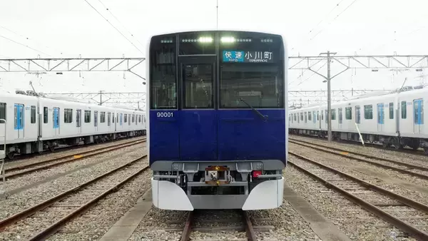 「東武東上線の新型車両「90000系」お披露目　斬新な「逆スラント式」の先頭形状と明るく開放的な車内空間に注目、デビューは9月」の画像
