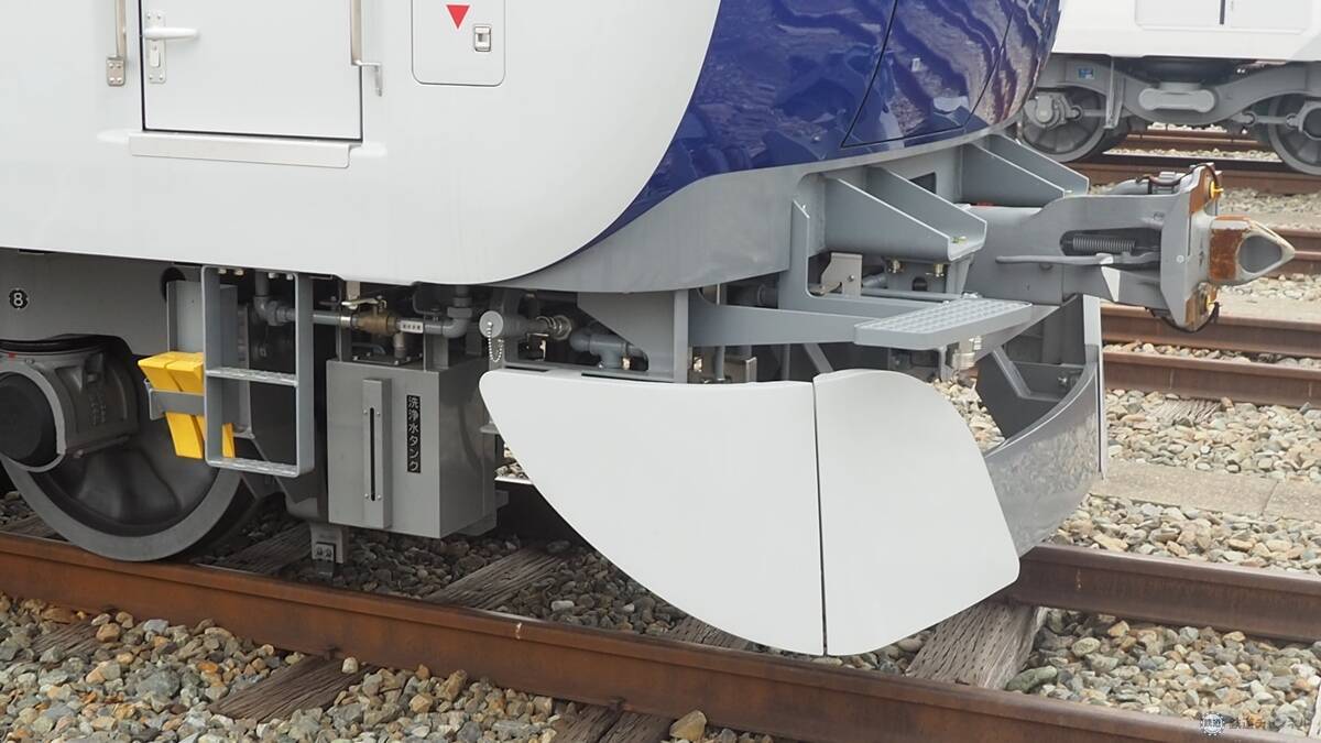 東武東上線の新型車両「90000系」お披露目　斬新な「逆スラント式」の先頭形状と明るく開放的な車内空間に注目、デビューは9月