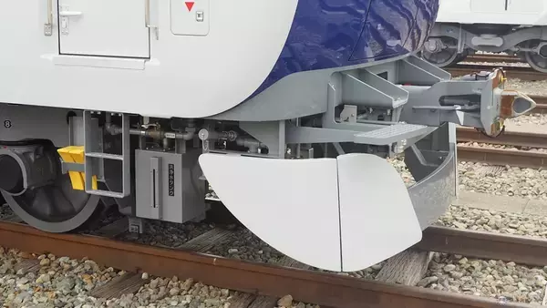 「東武東上線の新型車両「90000系」お披露目　斬新な「逆スラント式」の先頭形状と明るく開放的な車内空間に注目、デビューは9月」の画像