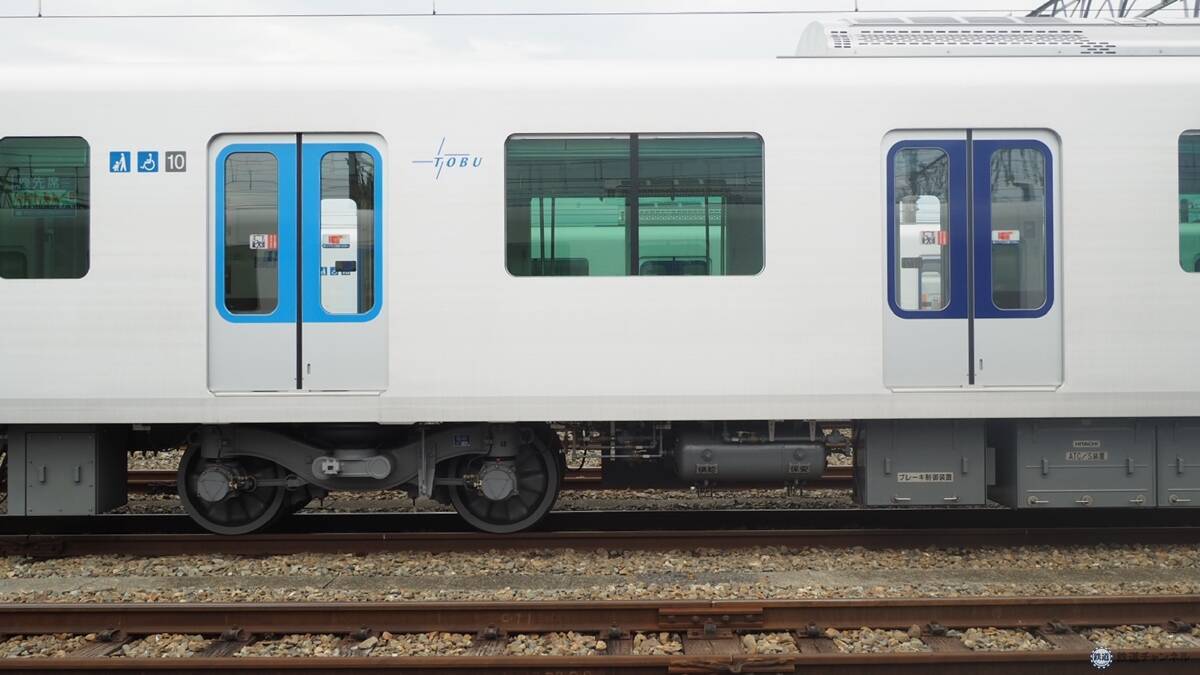 東武東上線の新型車両「90000系」お披露目　斬新な「逆スラント式」の先頭形状と明るく開放的な車内空間に注目、デビューは9月