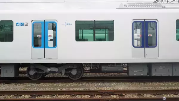 「東武東上線の新型車両「90000系」お披露目　斬新な「逆スラント式」の先頭形状と明るく開放的な車内空間に注目、デビューは9月」の画像