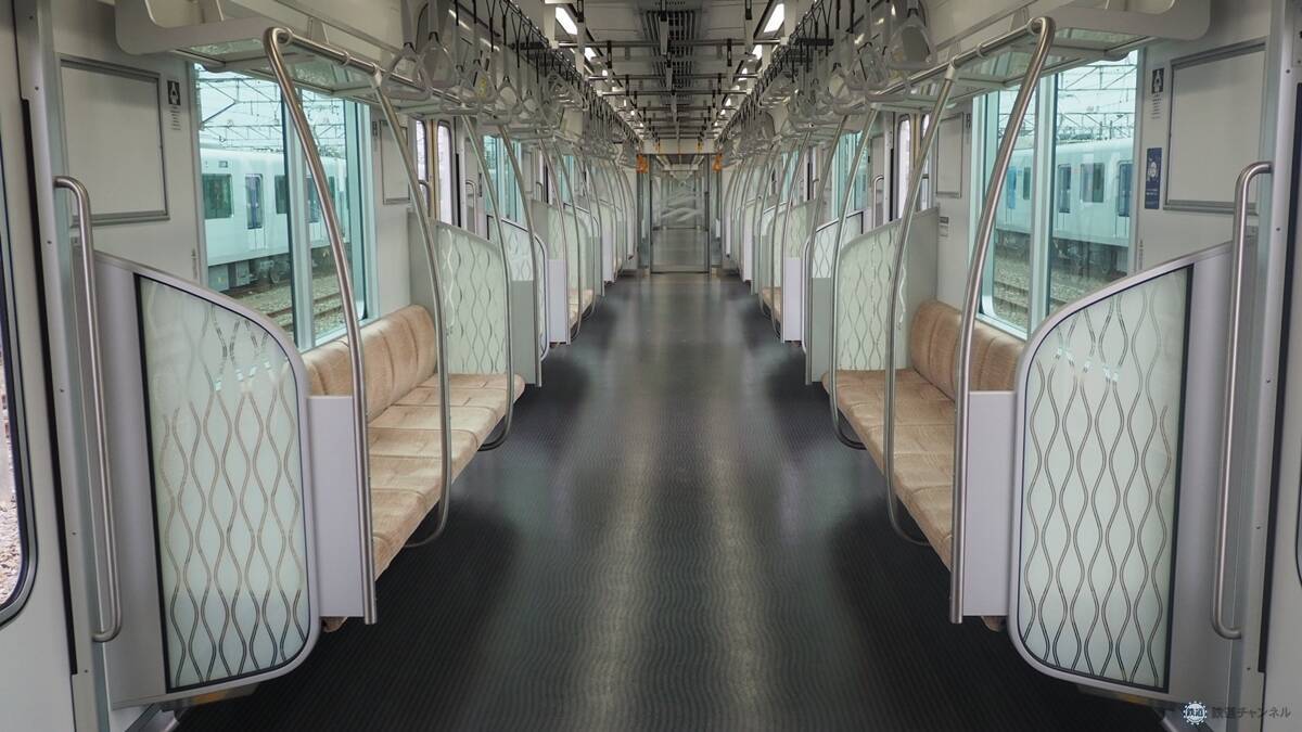 東武東上線の新型車両「90000系」お披露目　斬新な「逆スラント式」の先頭形状と明るく開放的な車内空間に注目、デビューは9月