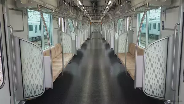 「東武東上線の新型車両「90000系」お披露目　斬新な「逆スラント式」の先頭形状と明るく開放的な車内空間に注目、デビューは9月」の画像