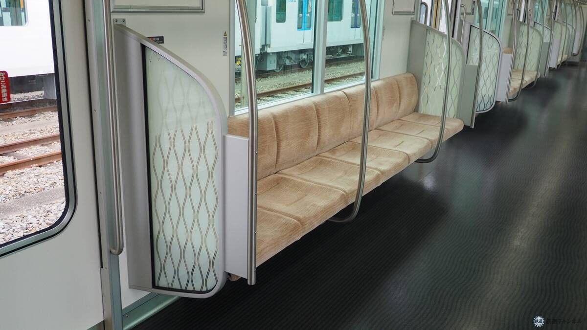 東武東上線の新型車両「90000系」お披露目　斬新な「逆スラント式」の先頭形状と明るく開放的な車内空間に注目、デビューは9月