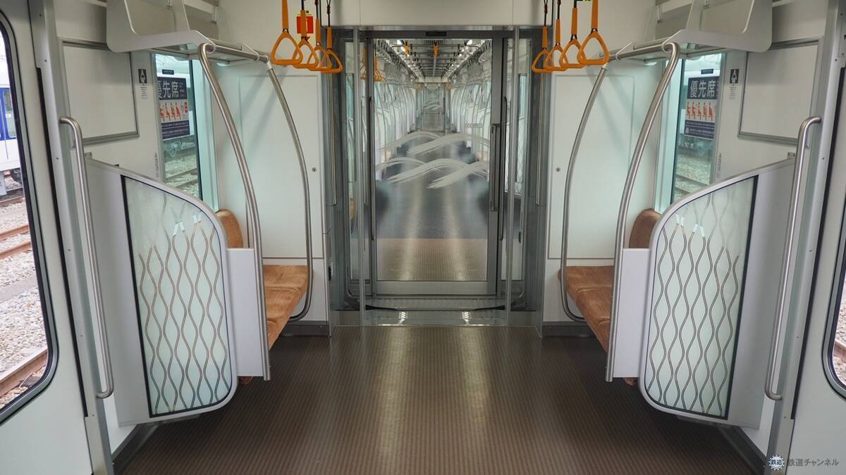 東武東上線の新型車両「90000系」お披露目　斬新な「逆スラント式」の先頭形状と明るく開放的な車内空間に注目、デビューは9月
