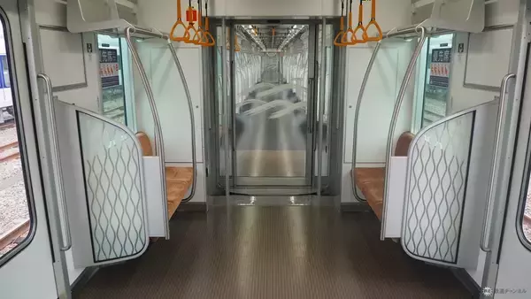 「東武東上線の新型車両「90000系」お披露目　斬新な「逆スラント式」の先頭形状と明るく開放的な車内空間に注目、デビューは9月」の画像