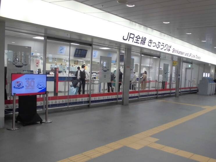 JR新横浜駅にマリノスの彩り　東海道新幹線「のぞみ」と「横浜F・マリノス」に意外な共通点があった