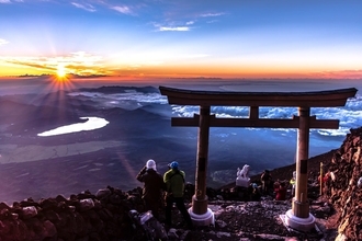 富士山の登山規制ルール完全ガイド！山梨(吉田)ルートは人数制限あり、静岡側も4,000円義務化でマナー学習を！必須装備や入山予約方法も解説