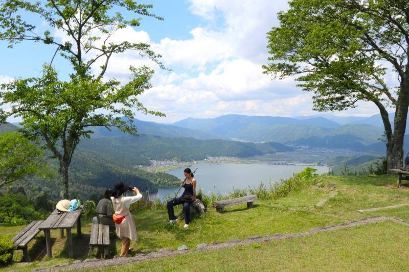 琵琶湖と余呉湖の絶景展望と歴史が楽しめる賤ヶ岳（しずがたけ） リフトで手軽に行ける山頂で気分をリフレッシュ（滋賀県 長浜市）