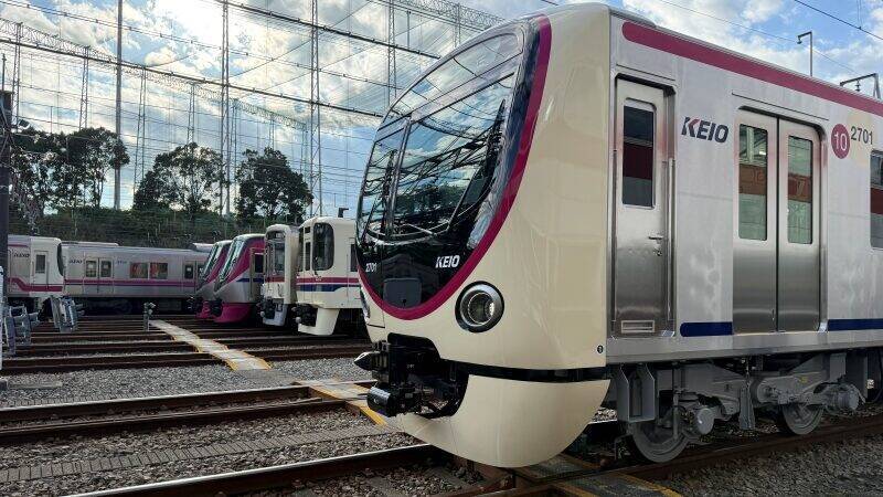 京王電鉄の新型通勤車両「2000系」お披露目　子育て世代も絶賛の優しい車両