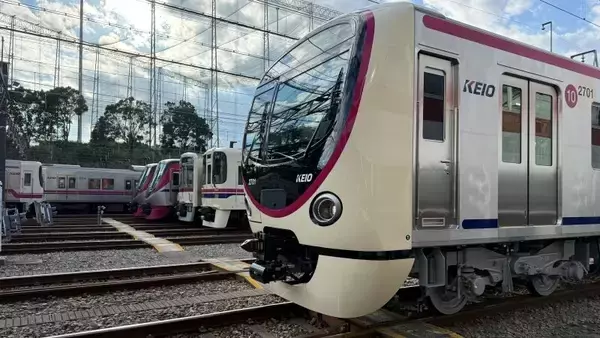 「京王電鉄の新型通勤車両「2000系」お披露目　子育て世代も絶賛の優しい車両」の画像