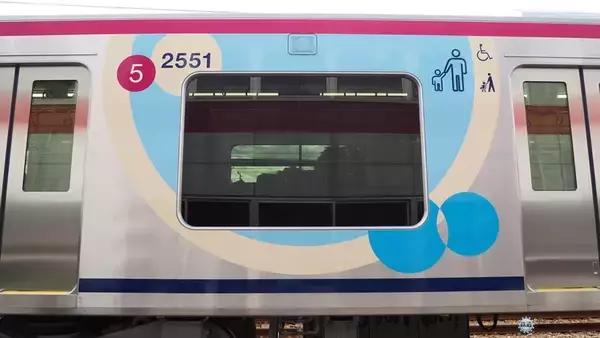 「京王電鉄の新型通勤車両「2000系」お披露目　子育て世代も絶賛の優しい車両」の画像