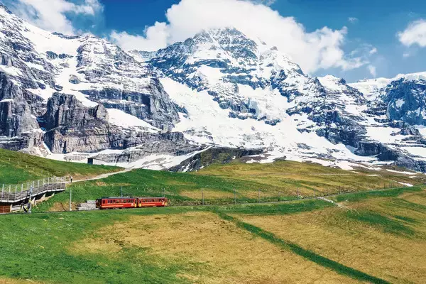「乗ってみたい海外列車ランキング発表！北欧の寝台特急やスイス絶景路線の魅力」の画像