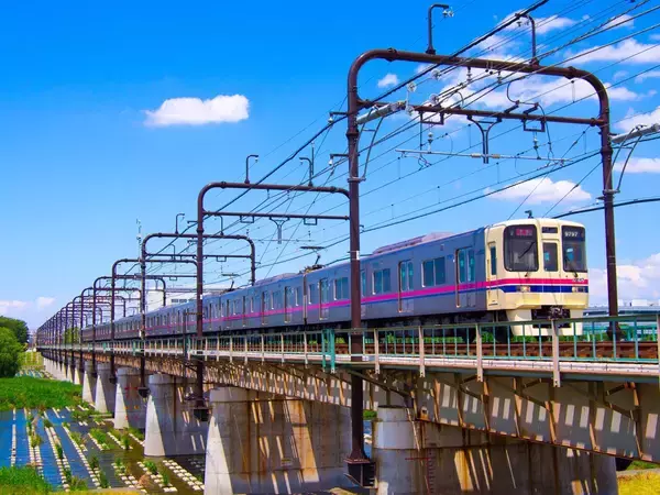 京王電鉄「9000系」がスタイリッシュに生まれ変わる！リニューアル第一編成の内装をご紹介