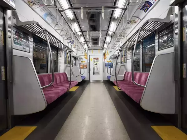 「京王電鉄「9000系」がスタイリッシュに生まれ変わる！リニューアル第一編成の内装をご紹介」の画像