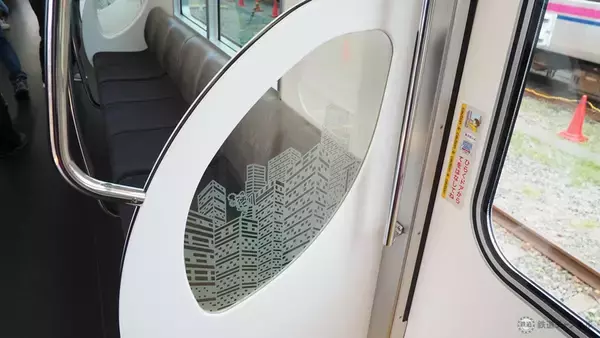 「京王電鉄「9000系」がスタイリッシュに生まれ変わる！リニューアル第一編成の内装をご紹介」の画像