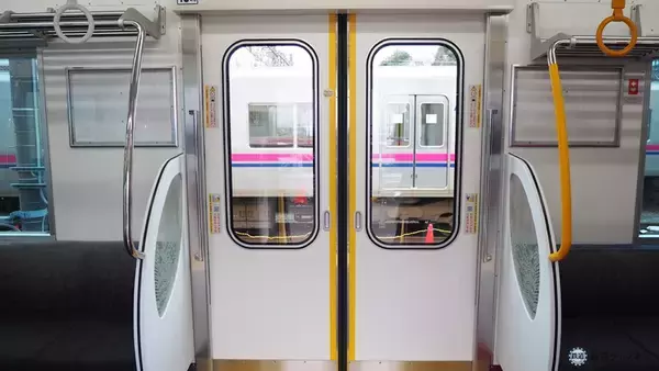 「京王電鉄「9000系」がスタイリッシュに生まれ変わる！リニューアル第一編成の内装をご紹介」の画像