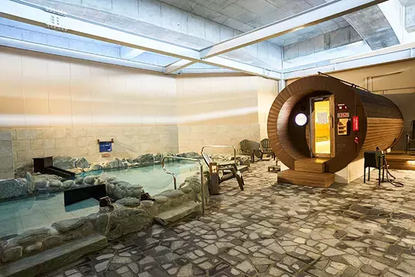 「JR中央線 武蔵小金井駅 高架下に極楽湯空間「RAKU SPA Station 武蔵小金井」12/5 OPEN！ 電車の足音と半露天風呂 サウナ 岩盤浴 レストラン  コワーキングスペース　オンもオフもここで何時間でも過ごせる♪」の画像