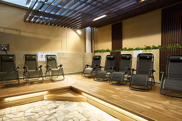 「JR中央線 武蔵小金井駅 高架下に極楽湯空間「RAKU SPA Station 武蔵小金井」12/5 OPEN！ 電車の足音と半露天風呂 サウナ 岩盤浴 レストラン  コワーキングスペース　オンもオフもここで何時間でも過ごせる♪」の画像