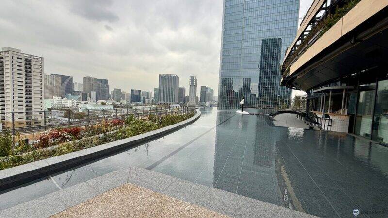 高輪ゲートウェイシティ文化拠点「MoN Takanawa」レポ【3/28開業】 隈研吾建築の外装デザインや鉄道ビューの絶景、限定グルメまで紹介